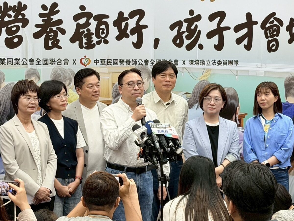 黃世杰吃營養午餐力挺專法 承諾當選市長將推食農教育 S 177603390 0