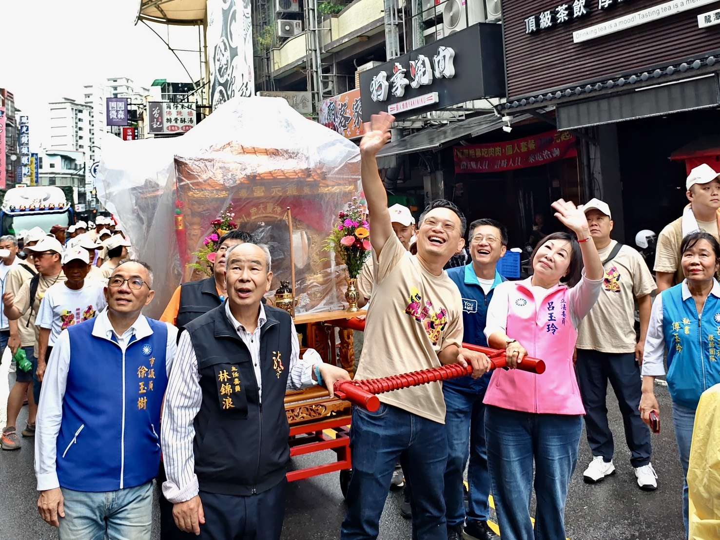 龍潭神龍鬧鎮首創「生態頭旗」亮相 蘇俊賓：展現與時俱進創新思維