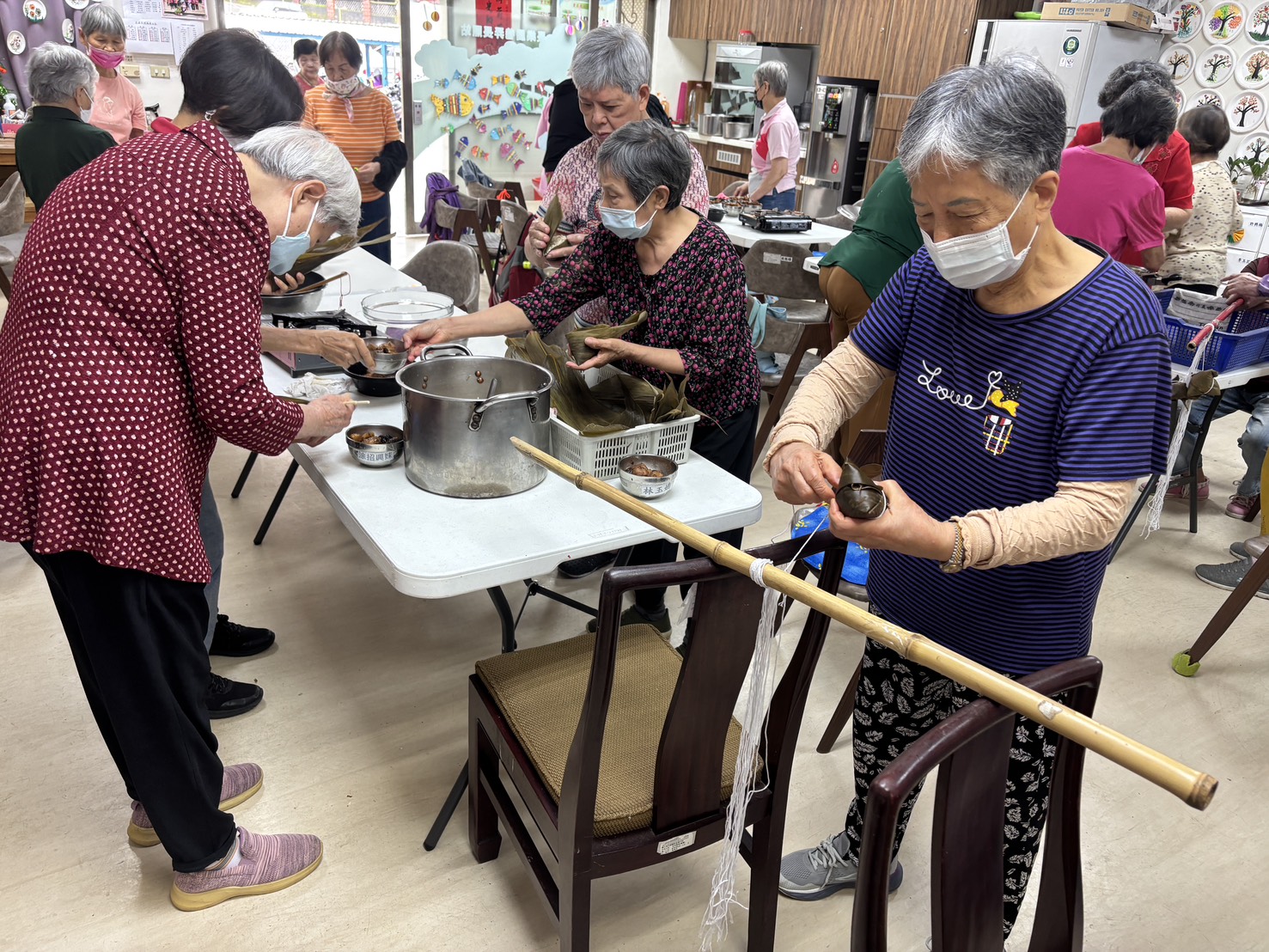 北榮桃園分院巷弄長照站慶端午 高齡嬤憶起家人團聚美好時光 S 229982274 0