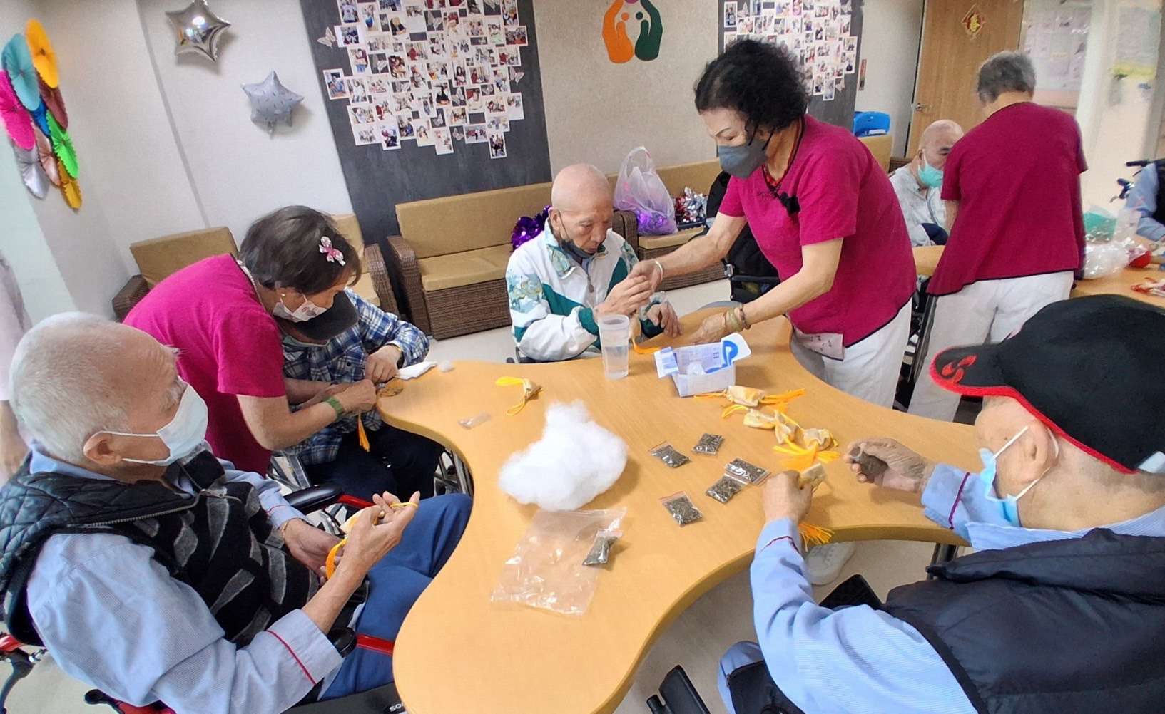 老扶老傳遞溫暖!北榮桃分院護理之家端午慶生 社大長輩獻藝同歡 老扶老傳遞溫暖!北榮桃分院護理之家端午慶生 社大長輩獻藝同歡