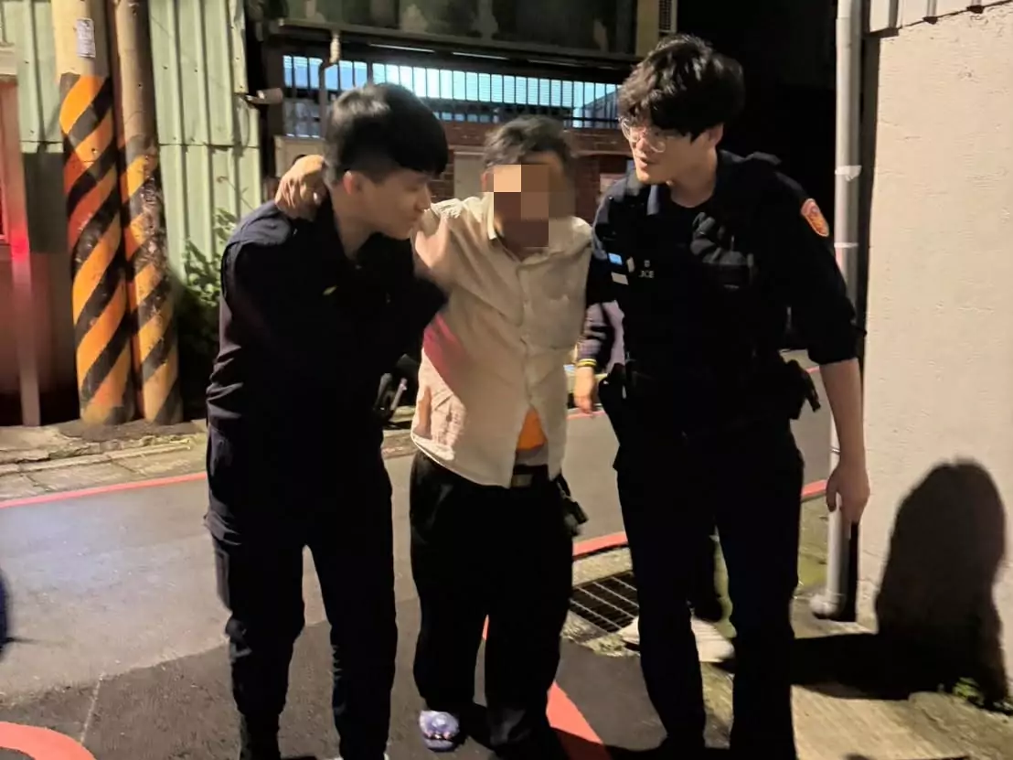 男洗腎無力腿軟倒路旁 中壢警暖心攙扶護送返家 男洗腎無力腿軟倒路旁 中壢警暖心攙扶護送返家