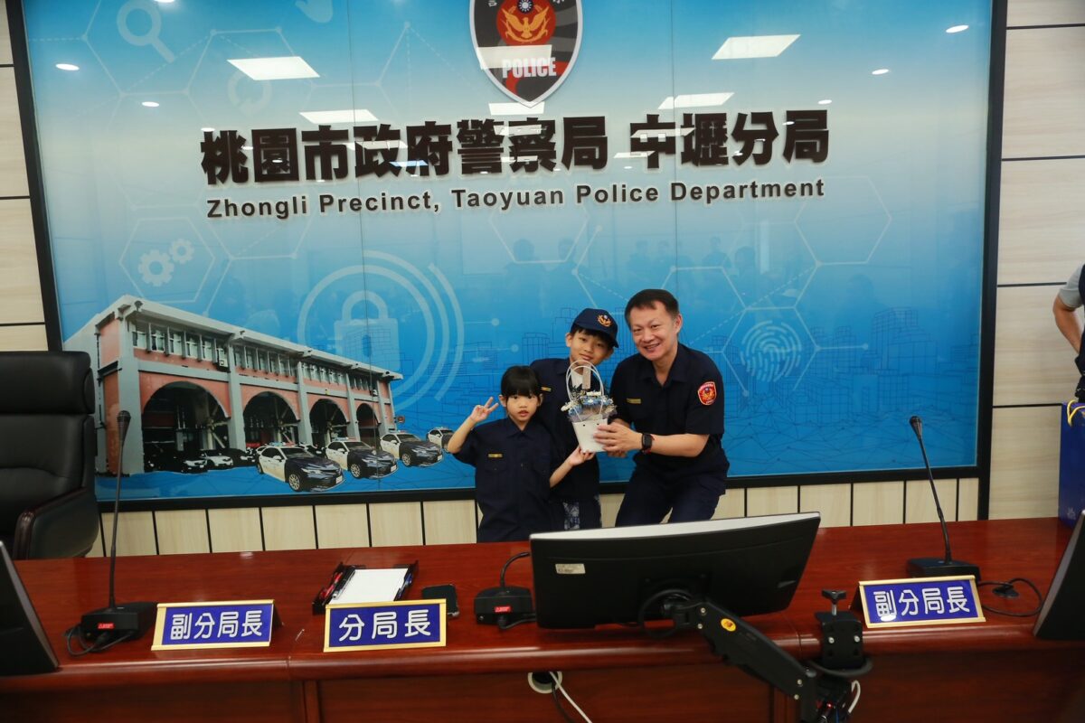 嚴防暑期打工陷阱!中壢警攜手網紅紅又祥 爆笑解析誘騙手法 S 24461346 0