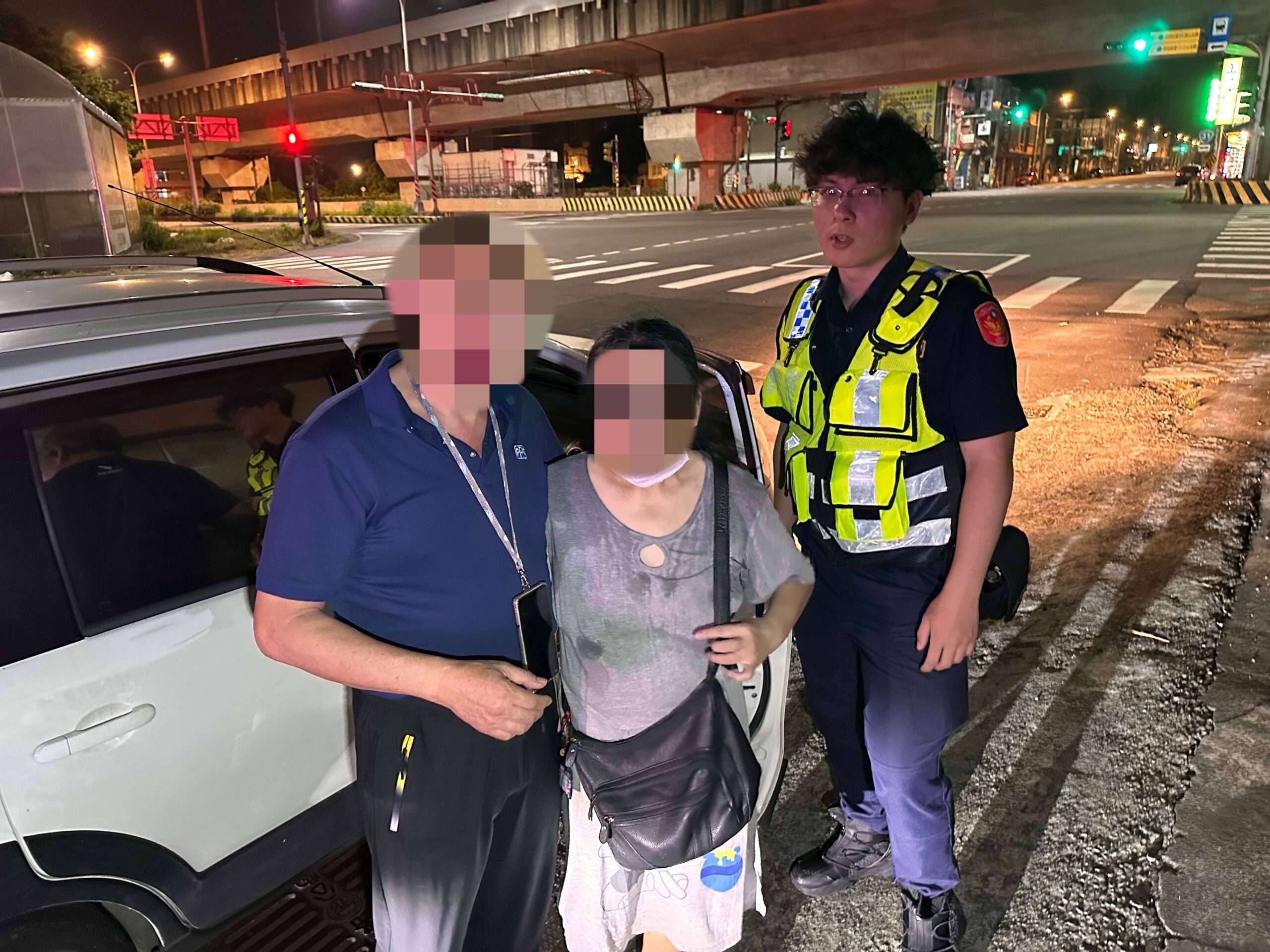 觀音婦深夜偷溜出門走到中壢 警及時伸援助團圓 觀音婦深夜偷溜出門走到中壢 警及時伸援助團圓