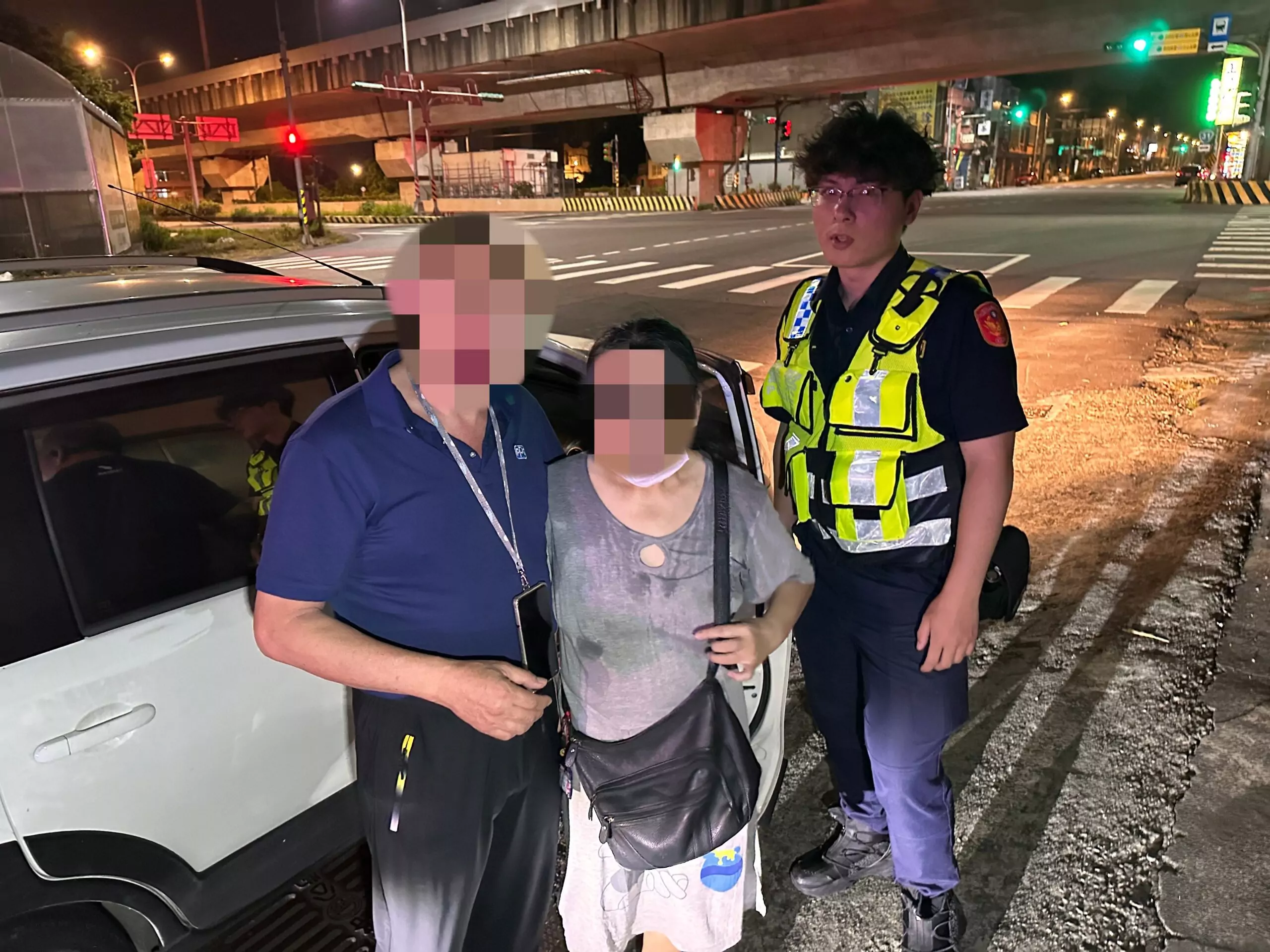 觀音婦深夜偷溜出門走到中壢 警及時伸援助團圓 觀音婦深夜偷溜出門走到中壢 警及時伸援助團圓