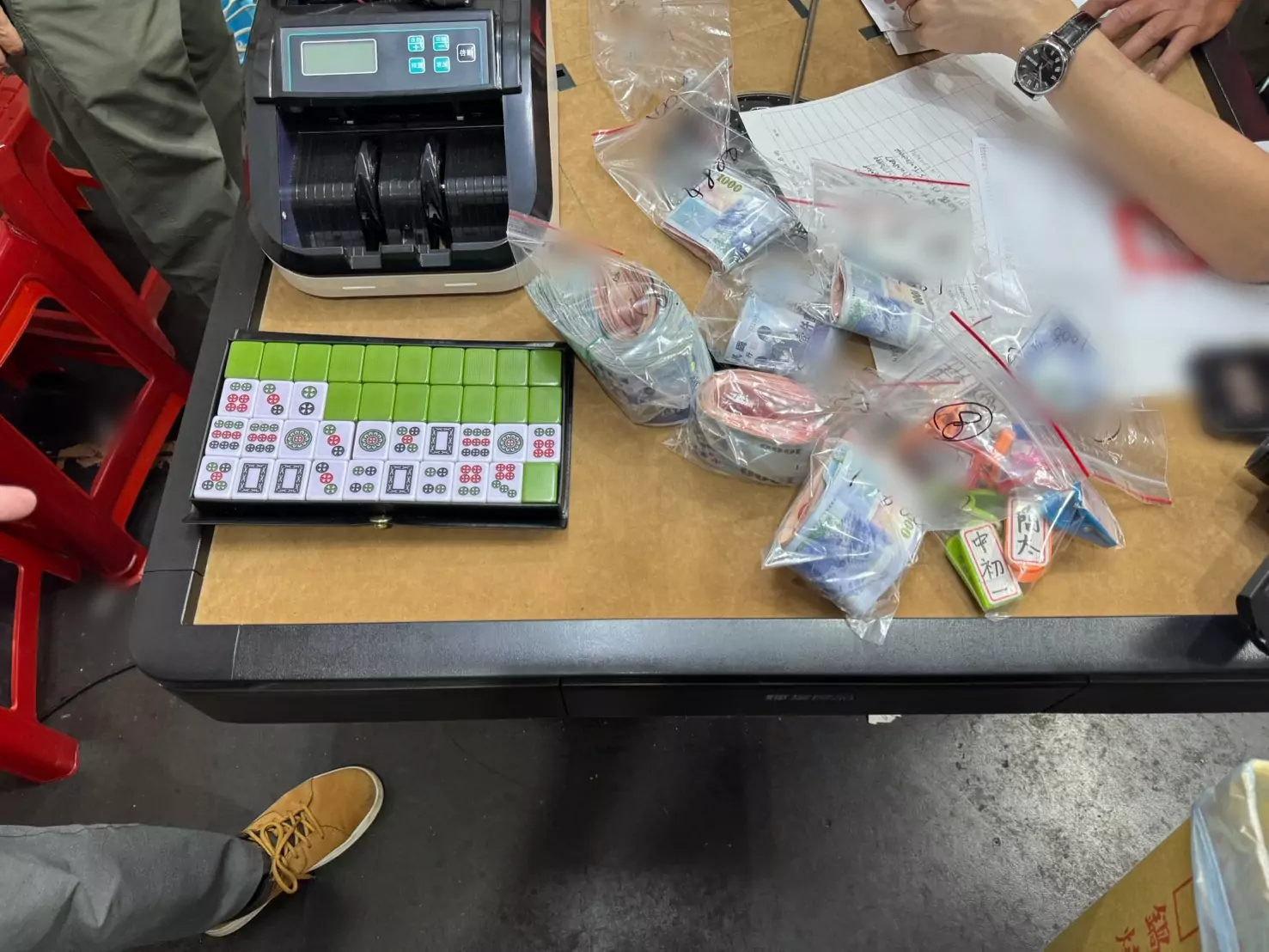 中壢警端午連假守護治安不打烊 直搗麻將筒子賭場16人被逮 S 24723464 0