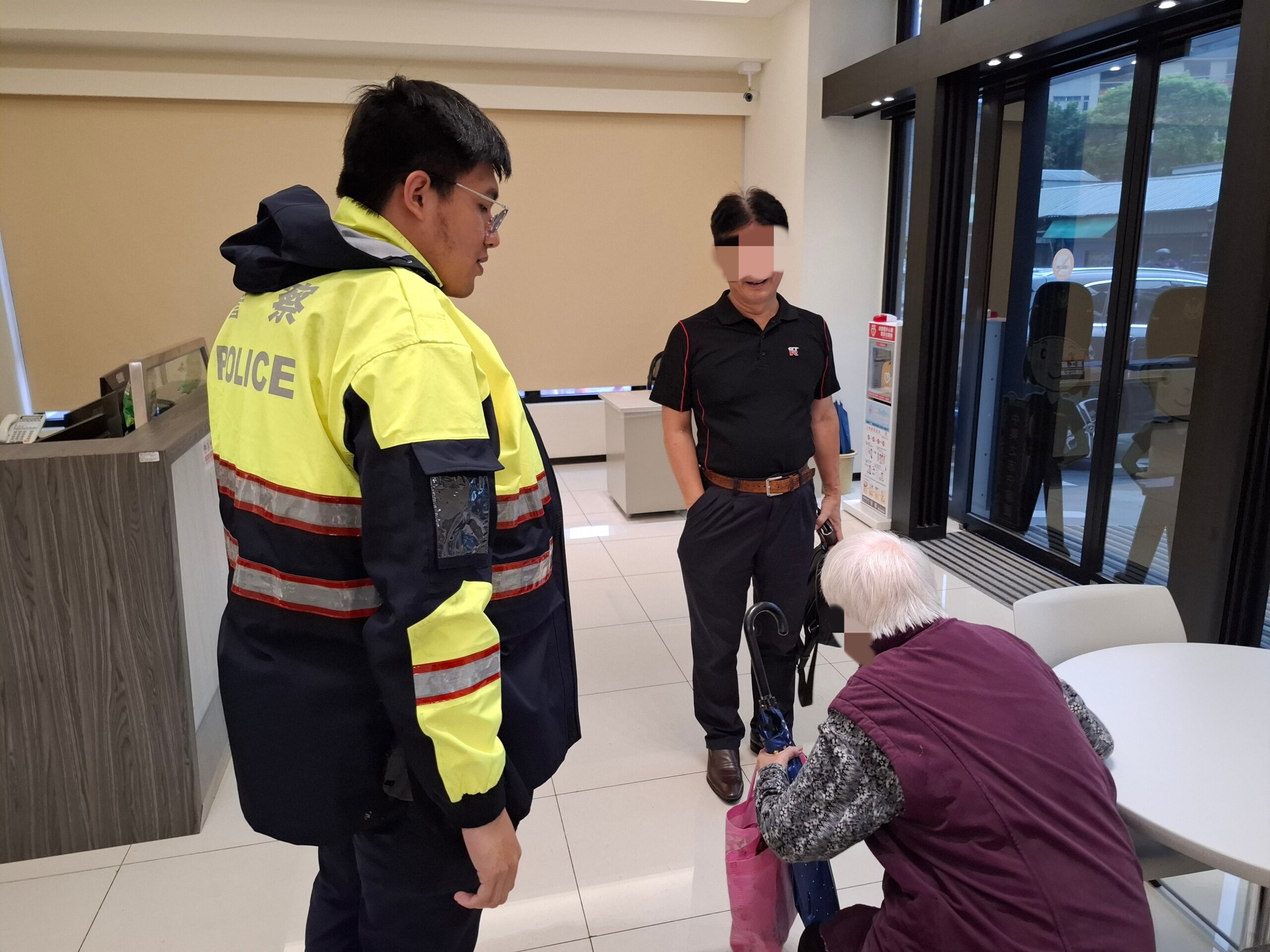 中壢婦散步突發失智呆站路口 警暖心關懷助她團圓