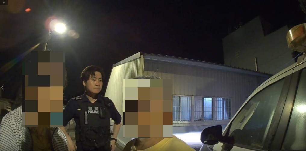 大園翁散步迷途深夜困鄉間小徑 中壢警及時伸援送返家