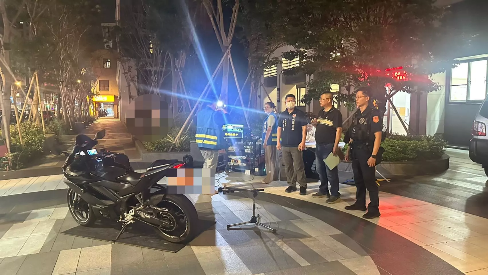 海鷗搖臂鋼管太吸睛!重機男炫車炸街超分貝 遭攔截開罰 海鷗搖臂鋼管太吸睛!重機男炫車炸街超分貝 遭攔截開罰