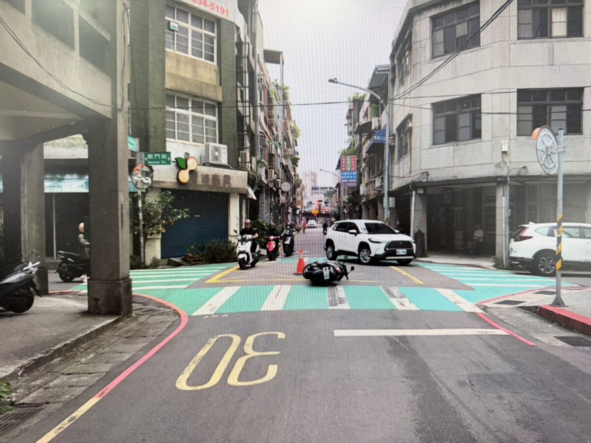 疑路口未減速!桃園大同路口機車對撞 三人受傷 S 31588398 0