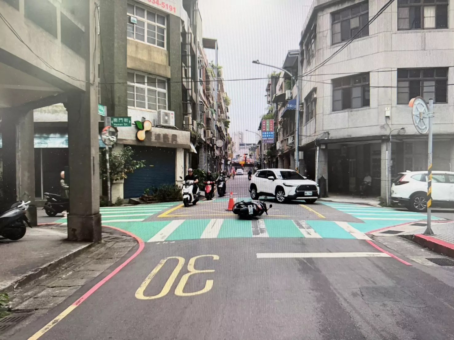 疑路口未減速!桃園大同路口機車對撞 三人受傷 疑路口未減速!桃園大同路口機車對撞 三人受傷