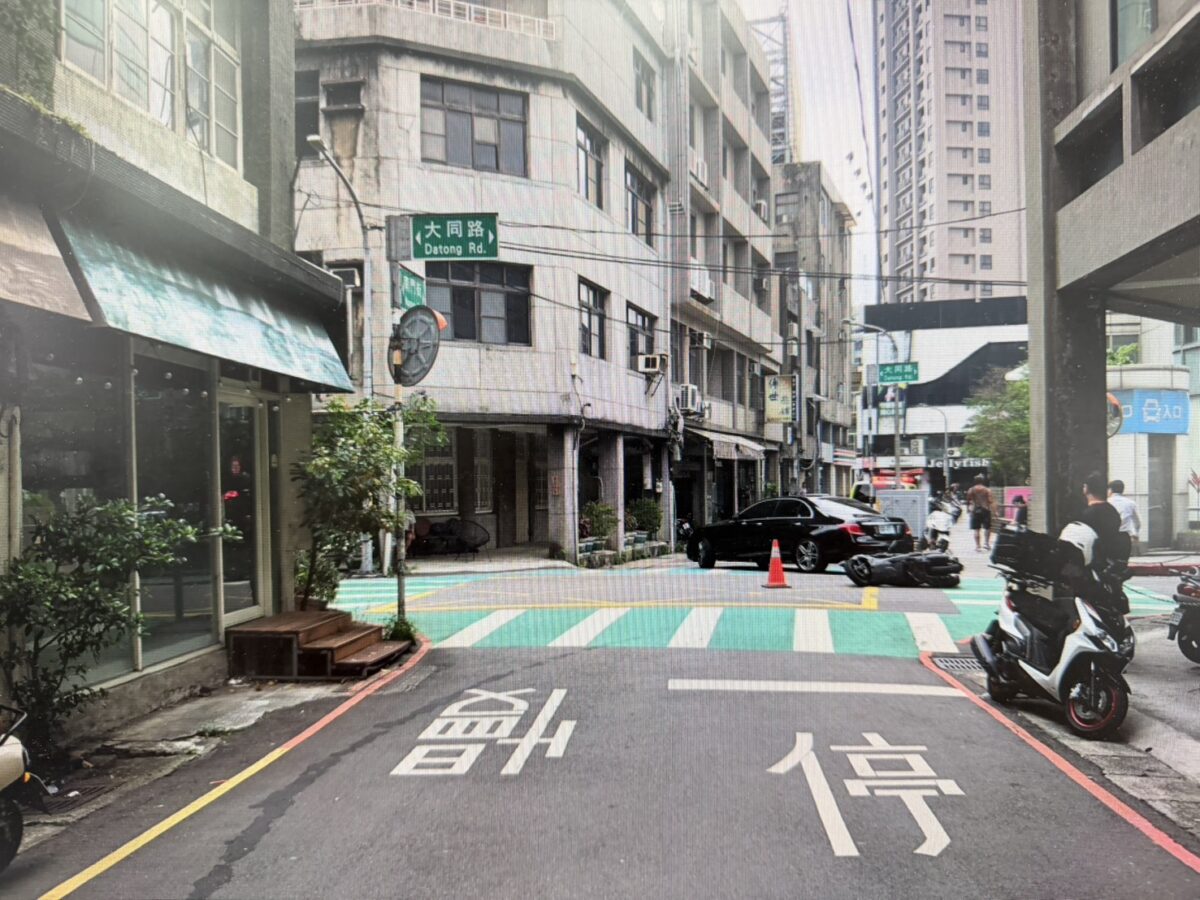 疑路口未減速!桃園大同路口機車對撞 三人受傷 S 31588399 0