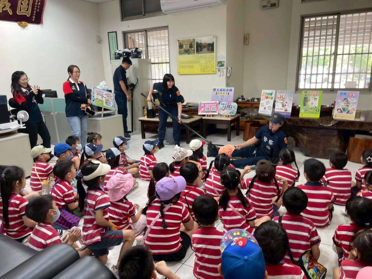 近距離認識警察工作 大溪學童參訪圳頂派出所學自保 S 329375772 0