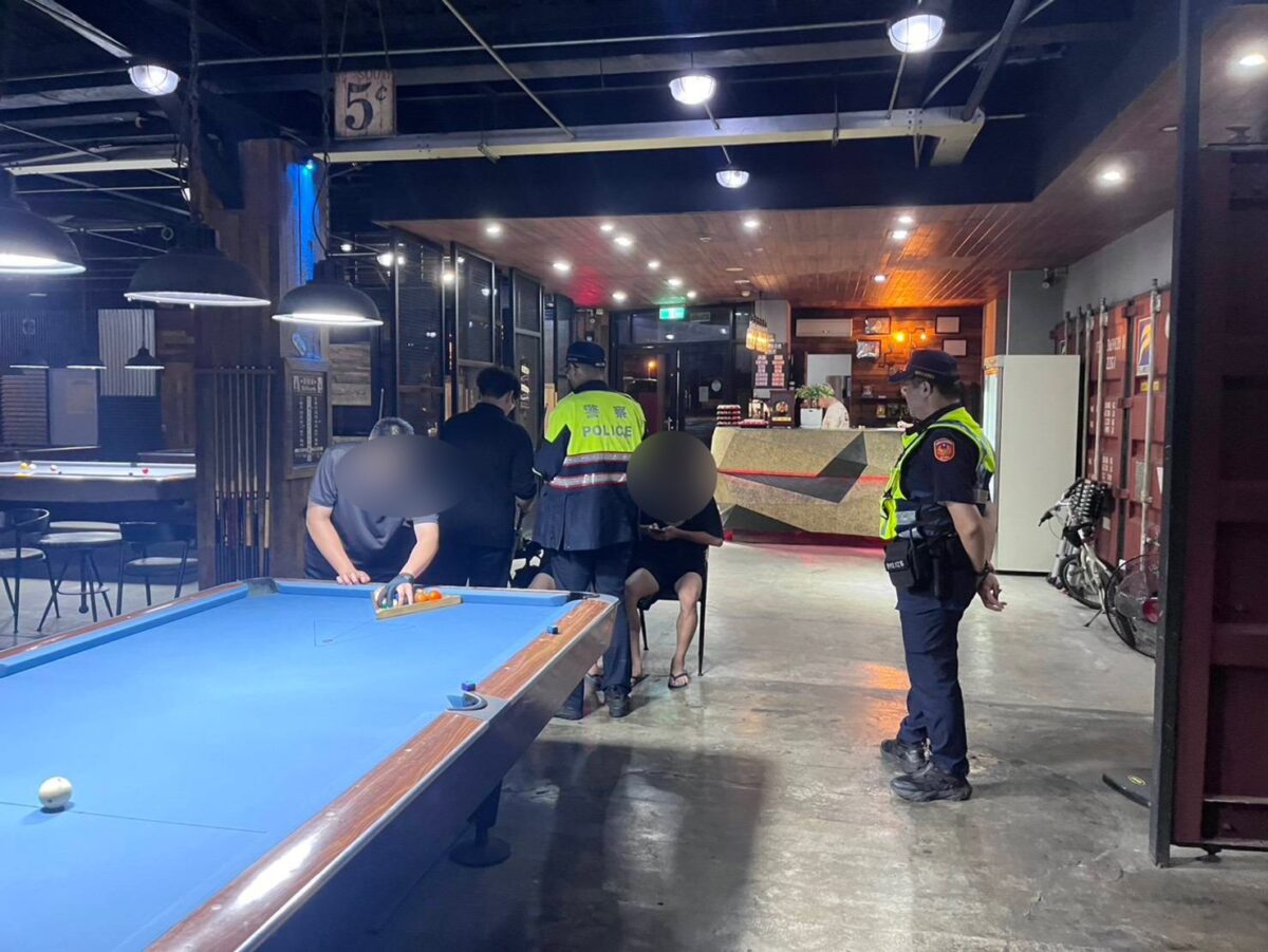 大溪警雷霆除暴夜掃10熱點 活逮通緝犯 驚查6旬男毒駕 S 330555452 0