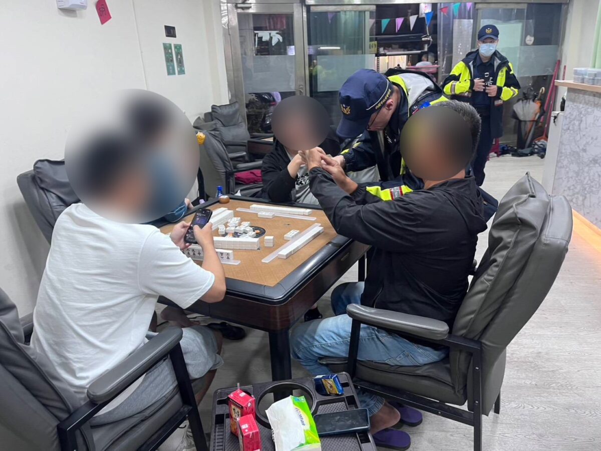 大溪警雷霆除暴夜掃10熱點 活逮通緝犯 驚查6旬男毒駕 S 330555454 0