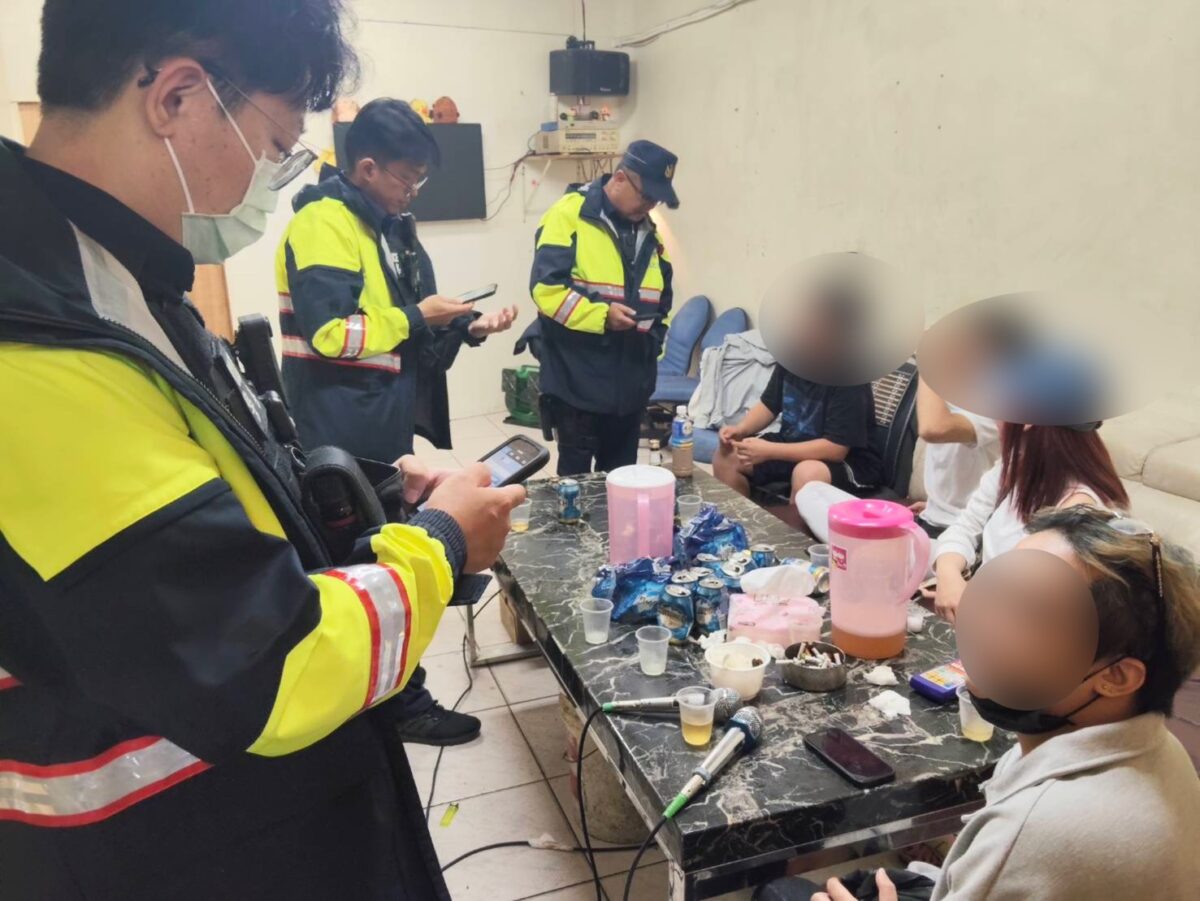 大溪警雷霆除暴夜掃10熱點 活逮通緝犯 驚查6旬男毒駕 S 330555456 0