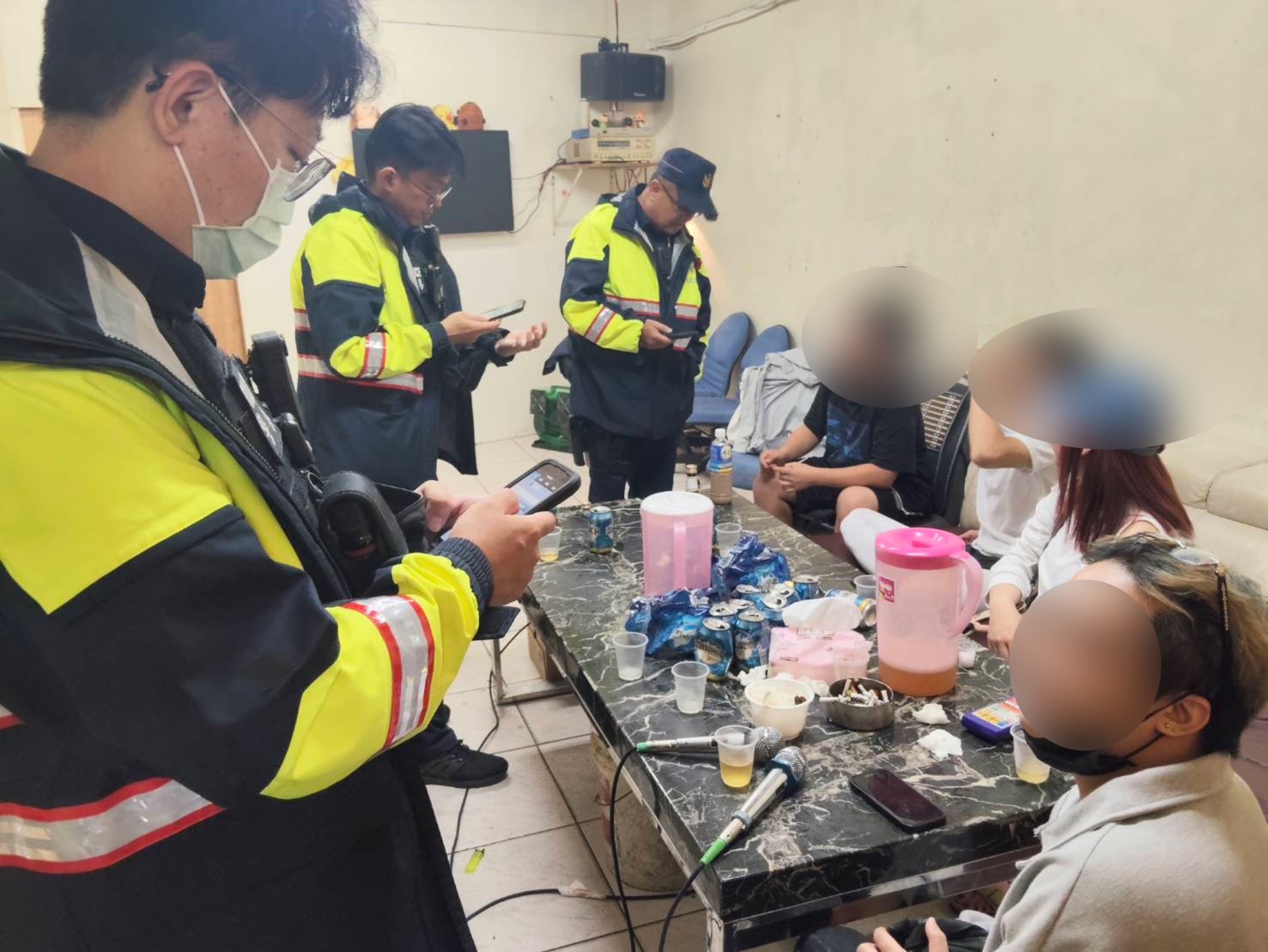 大溪警雷霆除暴夜掃10熱點 活逮通緝犯 驚查6旬男毒駕 大溪警雷霆除暴夜掃10熱點 活逮通緝犯 驚查6旬男毒駕