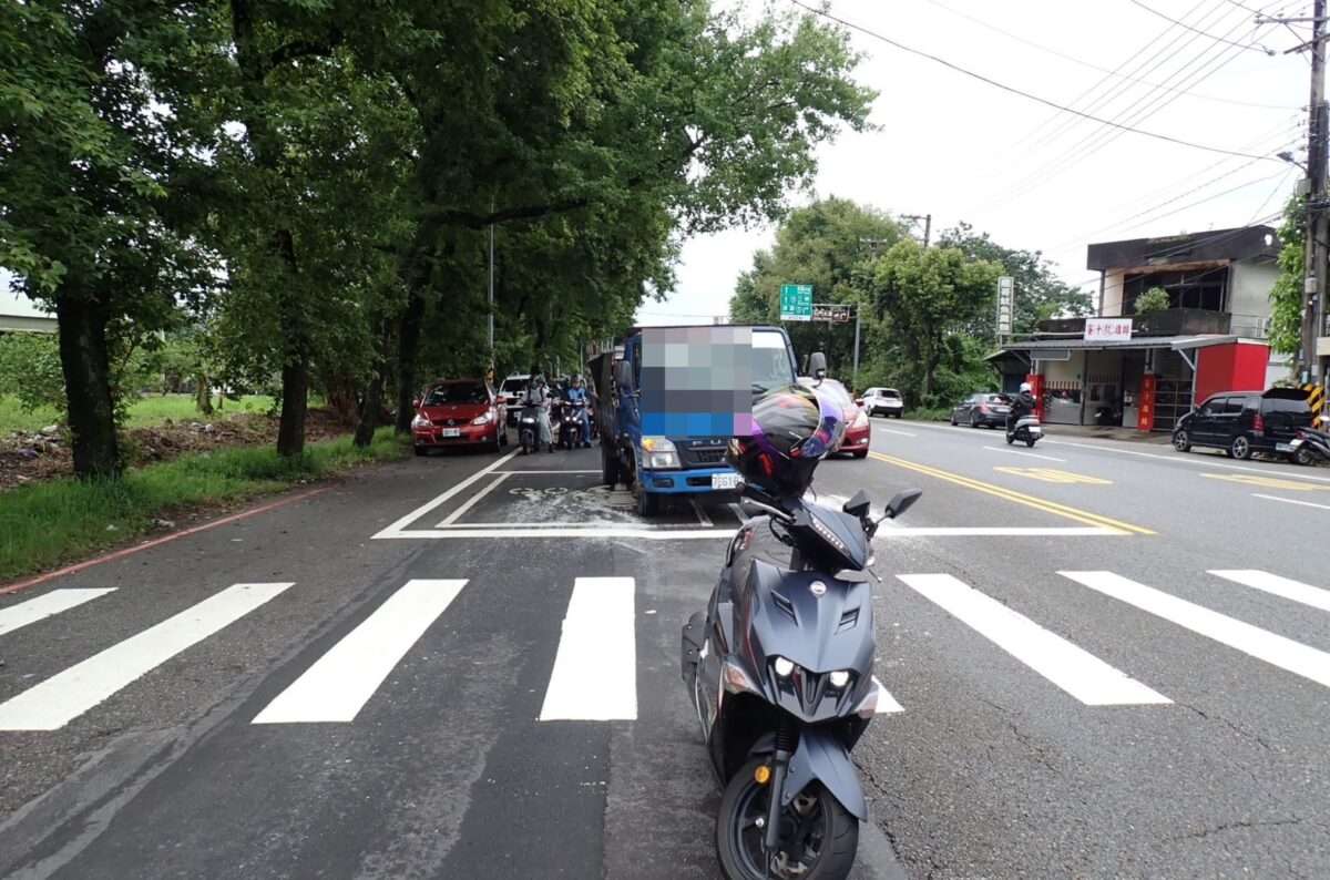 驚悚!小貨車未固牢木條飛散 噴飛擊落停紅燈機車 S 330580004 0