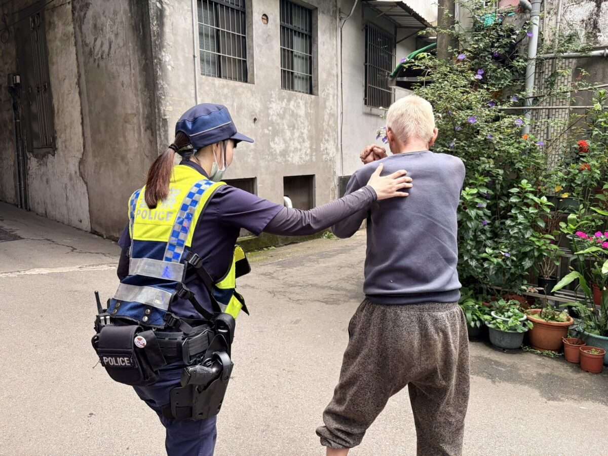 天熱中暑!大溪翁外出倒路旁「綠衣天使」一秒認人神救援 S 331309066 0