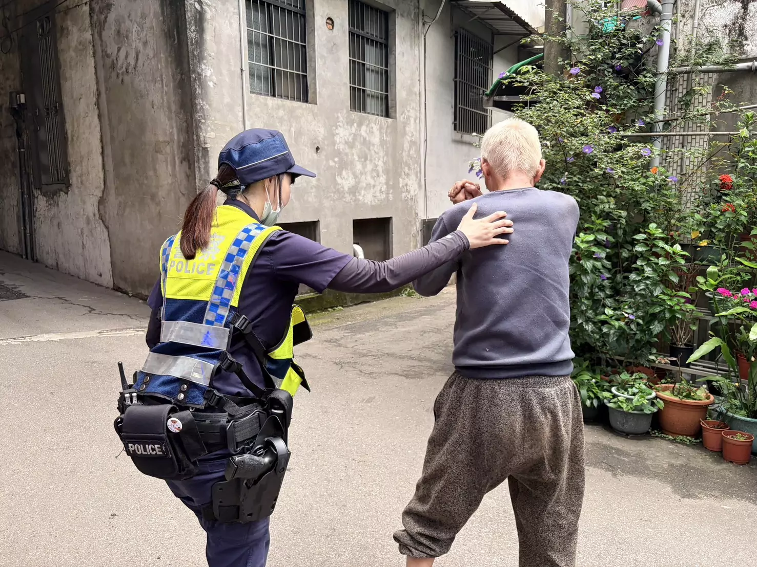 天熱中暑!大溪翁外出倒路旁「綠衣天使」一秒認人神救援 天熱中暑!大溪翁外出倒路旁「綠衣天使」一秒認人神救援