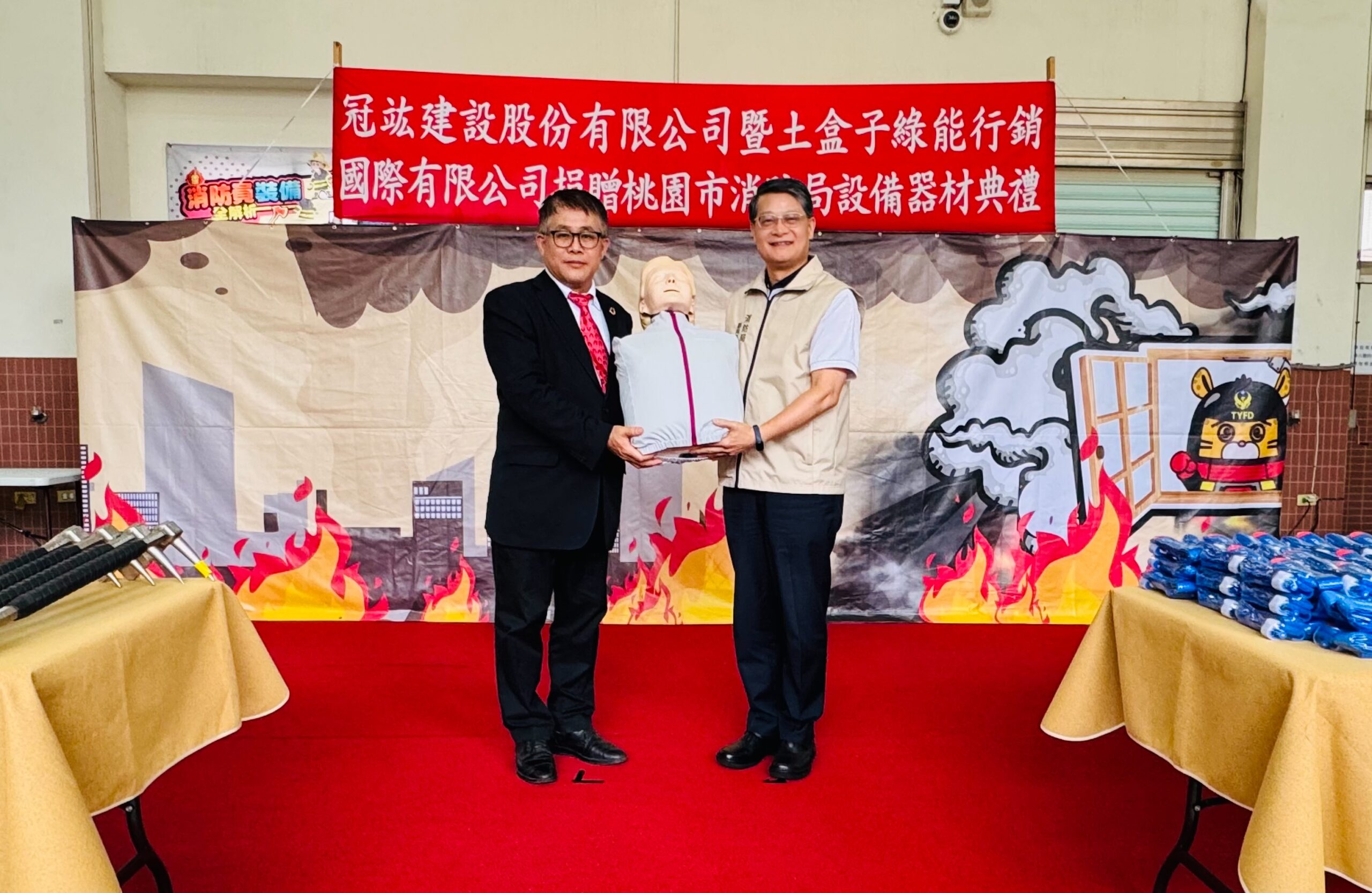 八德義消顧問捐救災器材 盼民間企業齊心支持第一線消防人員 S 40026139 0 scaled