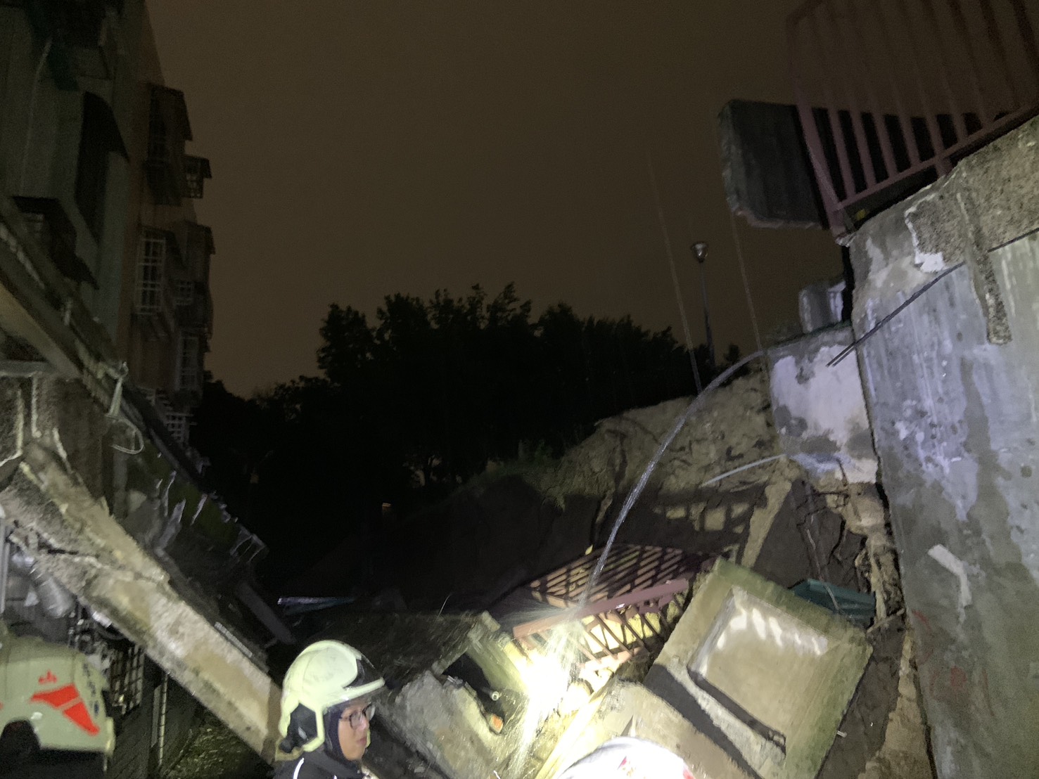 龜山豪雨釀災 楓樹國小圍牆突倒塌