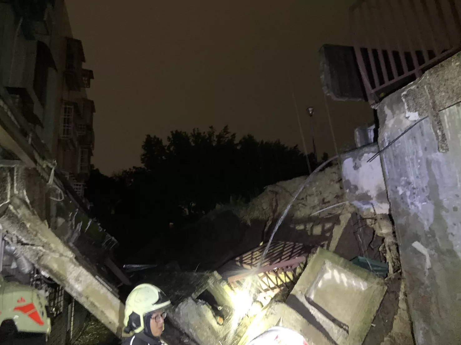 龜山豪雨釀災 楓樹國小圍牆突倒塌 龜山豪雨釀災 楓樹國小圍牆突倒塌