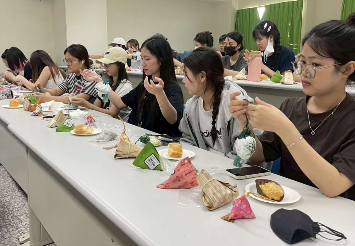 體驗台式端午!開南大學帶日泰越國際生縫香包、品嚐肉粽 S 42483769 0