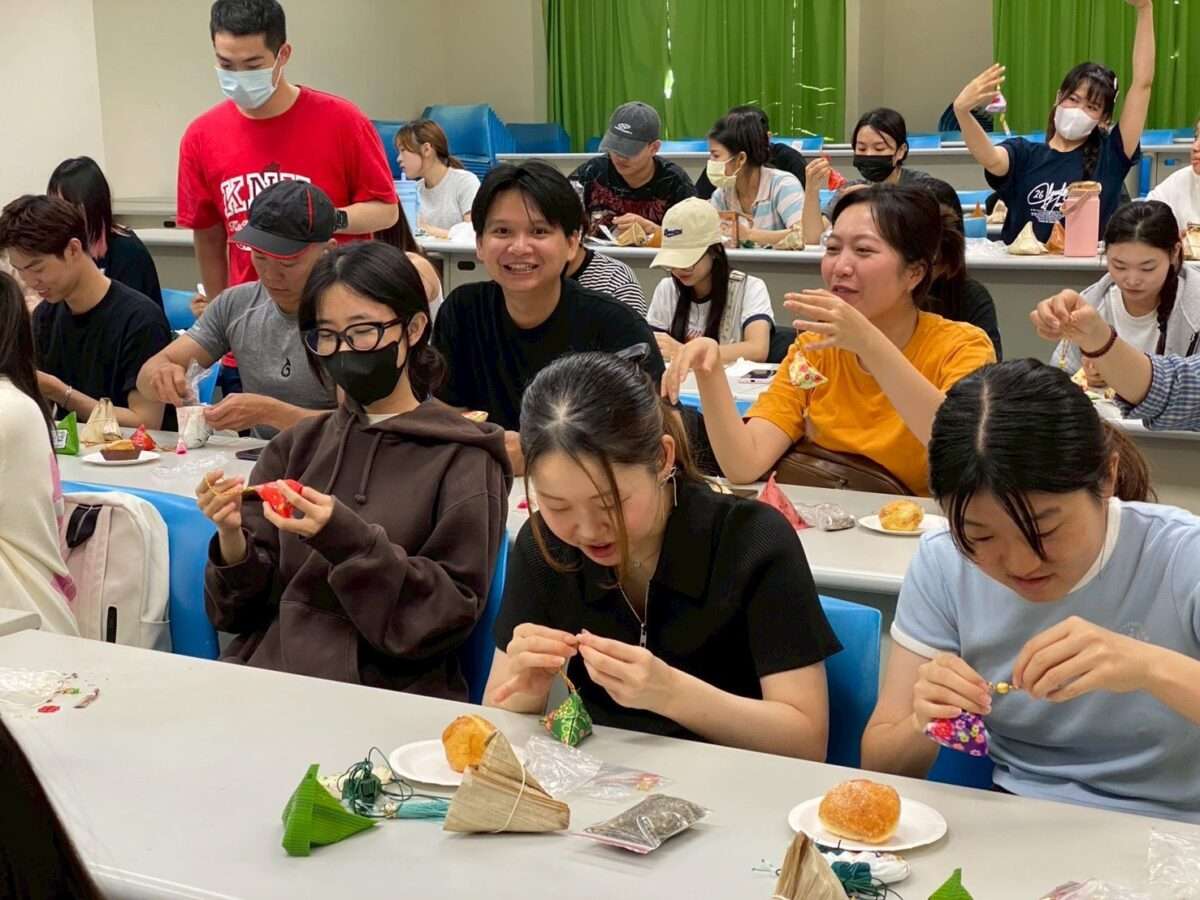 體驗台式端午!開南大學帶日泰越國際生縫香包、品嚐肉粽 S 42483772