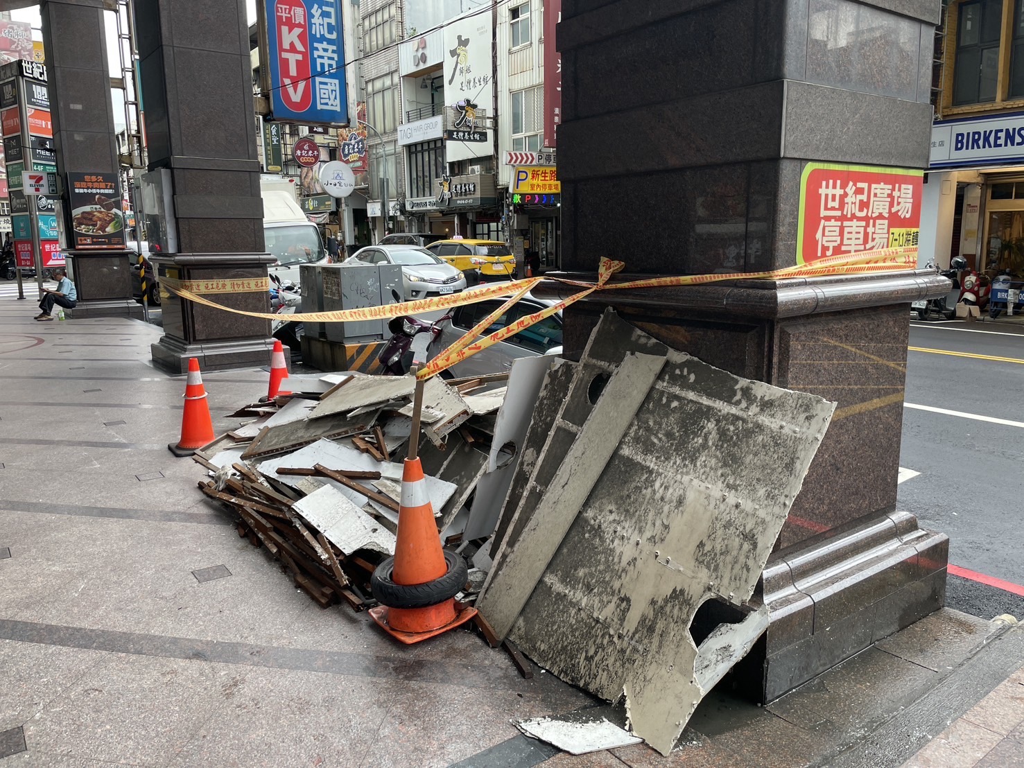 中壢世紀廣場騎樓天花板崩落 桃園都發局：期限內未改善最高罰30萬