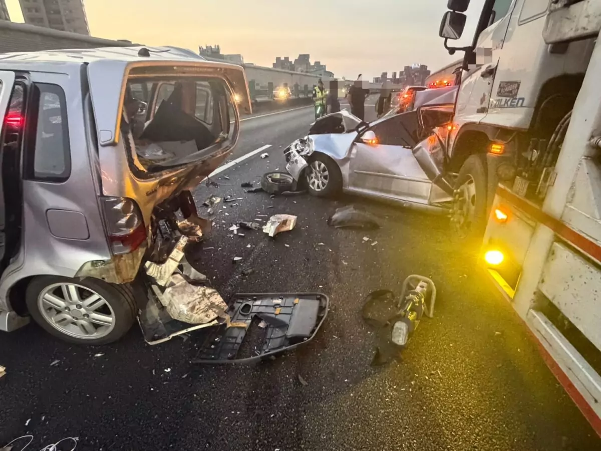 國2南桃園段大貨車分心釀慘劇!連環撞8車7人送醫 S 71278611