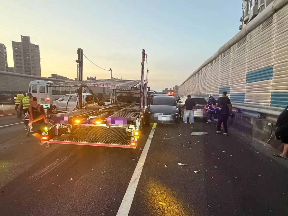 國2南桃園段大貨車分心釀慘劇!連環撞8車7人送醫 S 71278613