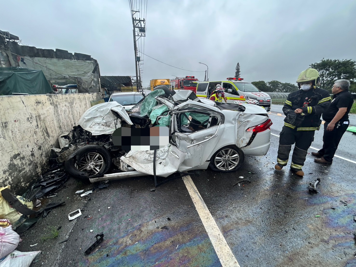 新屋嚴重車禍!6旬女駕駛逆向撞砂石車 自小客變形釀4死 新屋嚴重車禍!6旬女駕駛逆向撞砂石車 自小客變形釀4死