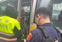 失智婦公車上做1事嚇壞民眾 楊梅警暖心安撫護送返家 失智婦公車上做1事嚇壞民眾 楊梅警暖心安撫護送返家