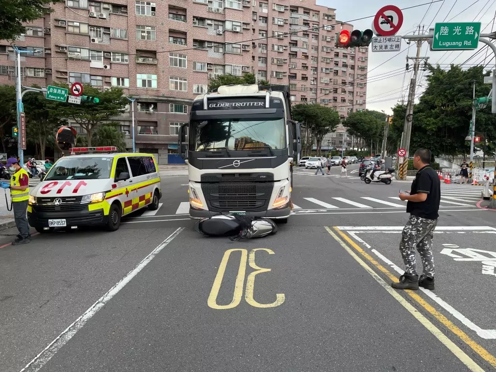 【有片】龜山曳引車推撞機車沒發現 騎士「陸上衝浪」驚險畫面曝 S 90005599 0 1