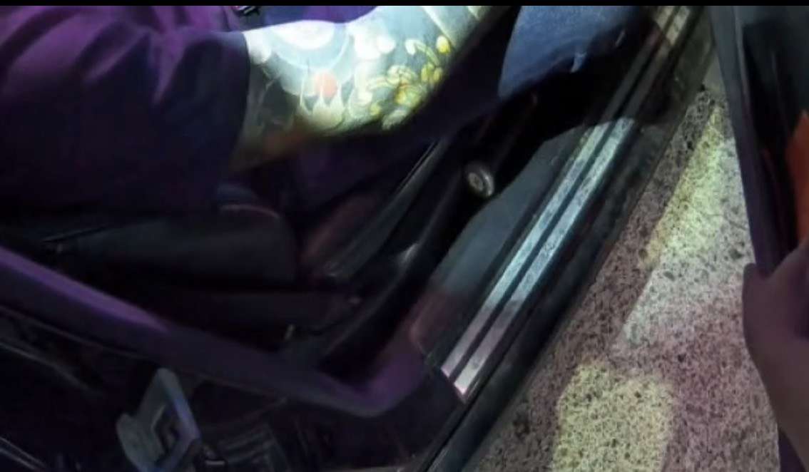 後車廂藏這物!男子違停神色慌張 警秒搜出2300支毒煙 S 99360775