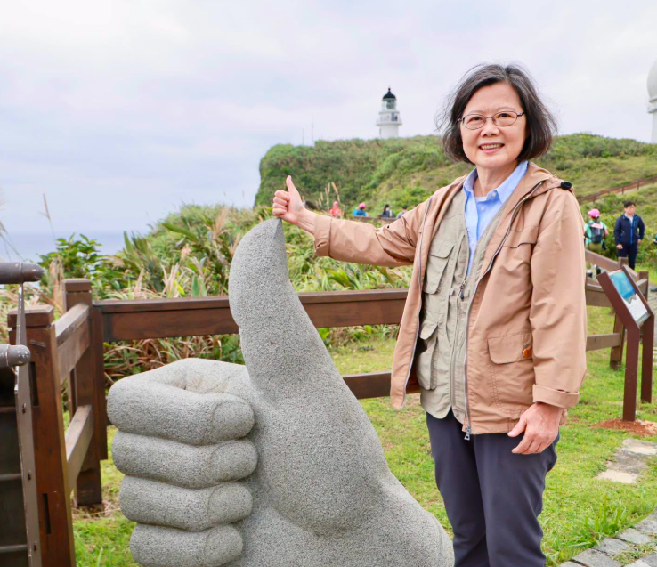 蔡英文吐潮流哏震驚6萬人 芋頭壽司釣出本尊親回「YBSG」 蔡英文吐潮流哏震驚6萬人 芋頭壽司釣出本尊親回「YBSG」