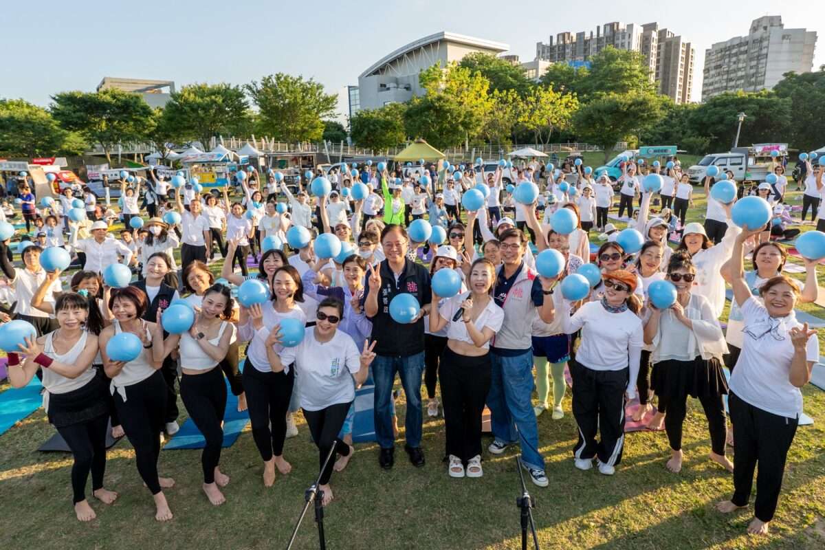 平鎮戶外瑜伽吸引市民放鬆身心 張善政盼擴大規模打造健康城市 b990cc4d 1bc7 4da8 a4f7 588bcda1cf11