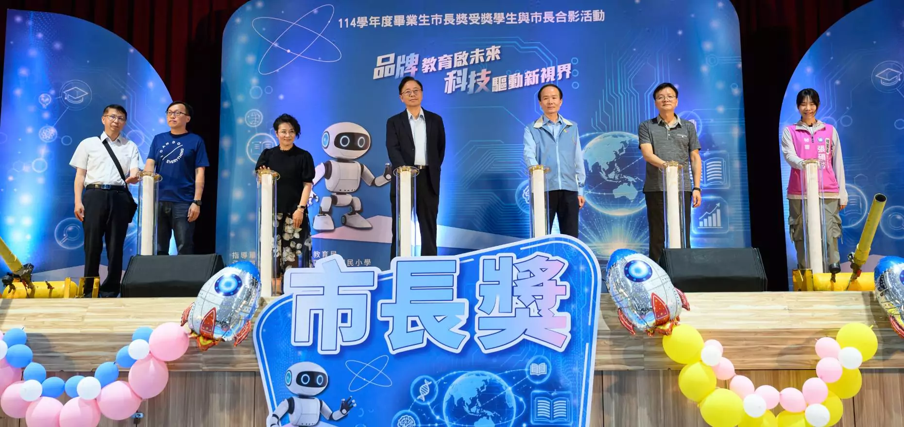 張善政表揚國小市長獎畢業生 勉勵學子善用科技輔助學習 張善政表揚國小市長獎畢業生 勉勵學子善用科技輔助學習