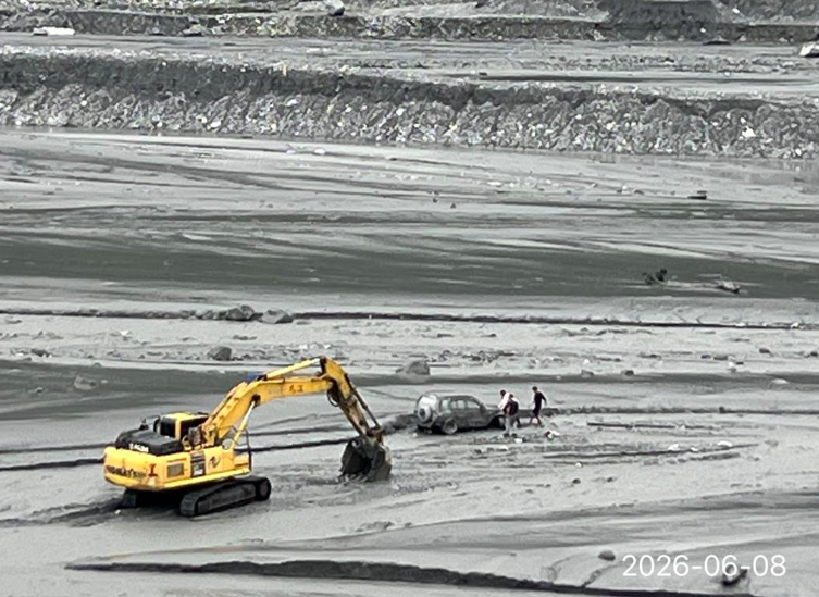 馬太鞍溪水暴漲!泥水沖走吉普車 駕駛失聯警消持續搜救中 馬太鞍溪水暴漲!泥水沖走吉普車 駕駛失聯警消持續搜救中