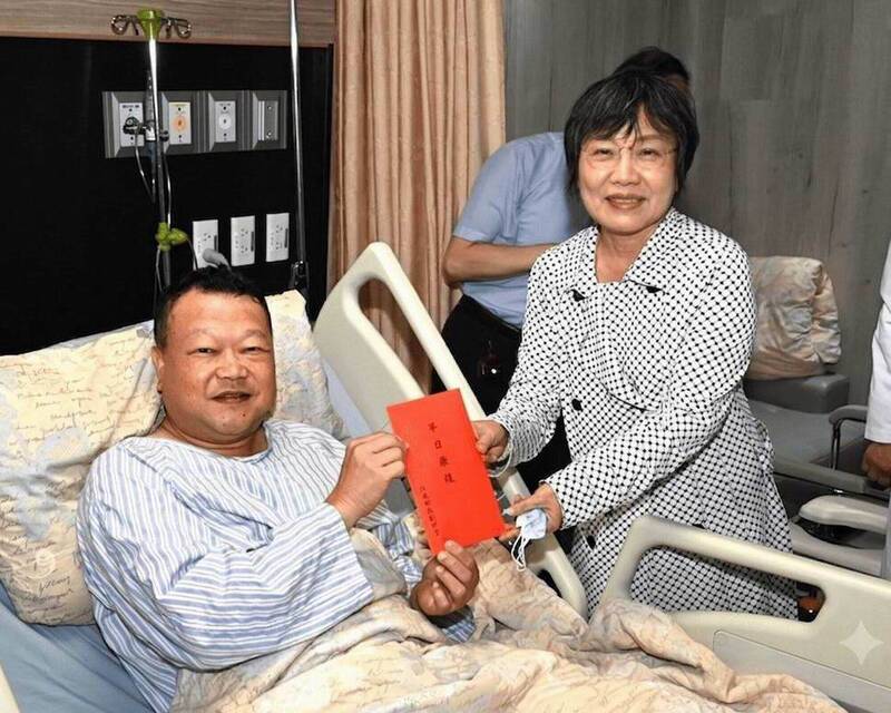 探視遭毒駕撞斷腿所長 劉世芳送「粉紅超跑」祝康復、挺檢抗告 探視遭毒駕撞斷腿所長 劉世芳送「粉紅超跑」祝康復、挺檢抗告