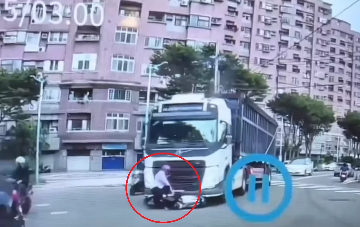 【有片】龜山曳引車推撞機車沒發現 騎士「陸上衝浪」驚險畫面曝 fq56e5 1