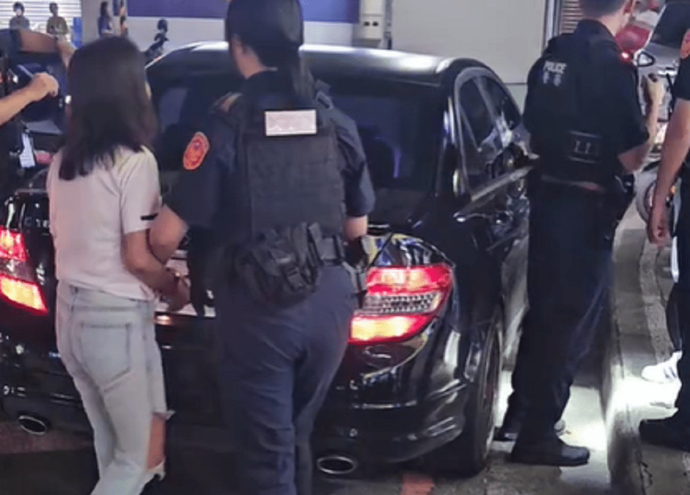 中壢賓士女乘客持喪屍煙彈、海洛因 遭保大警上銬帶走 hbs5wf8w