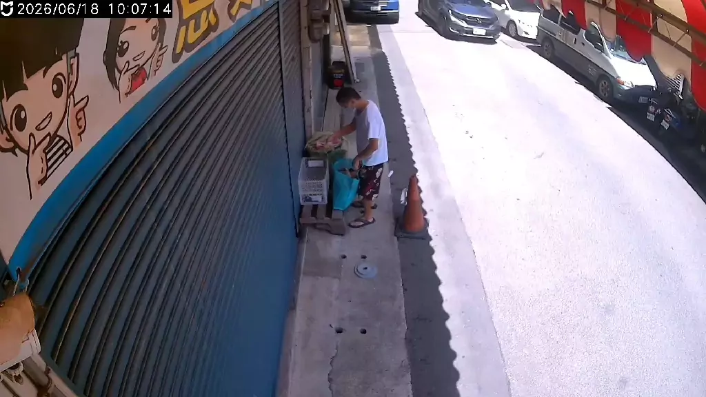 桃園男把收貨籃當垃圾桶 屋主怒公布電眼畫面:自己帶回去 vs260618 001