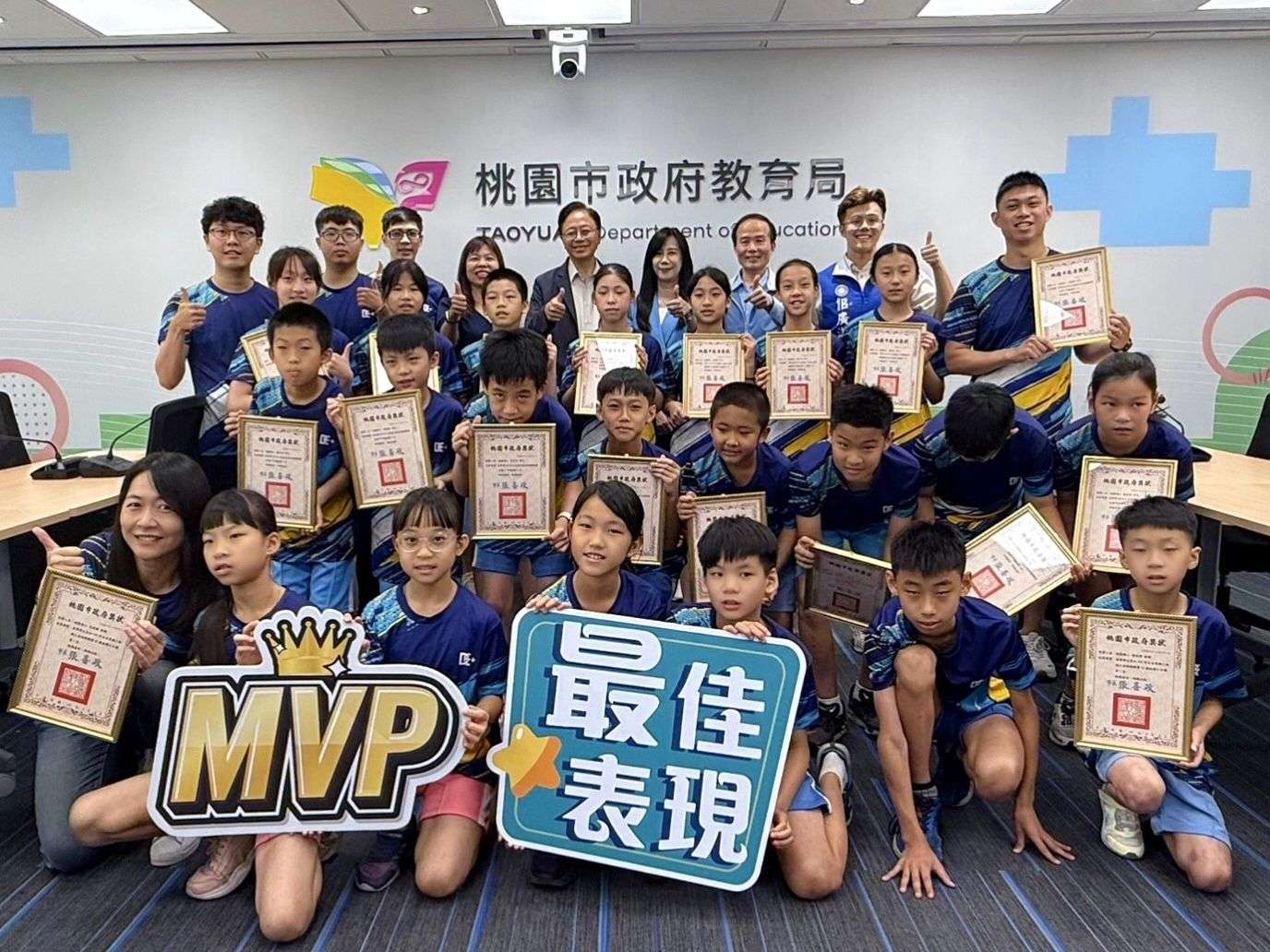 桃園國小桌球奪全國雙冠 佀廣洋協助小將獲市府表揚 桃園國小桌球奪全國雙冠 佀廣洋協助小將獲市府表揚