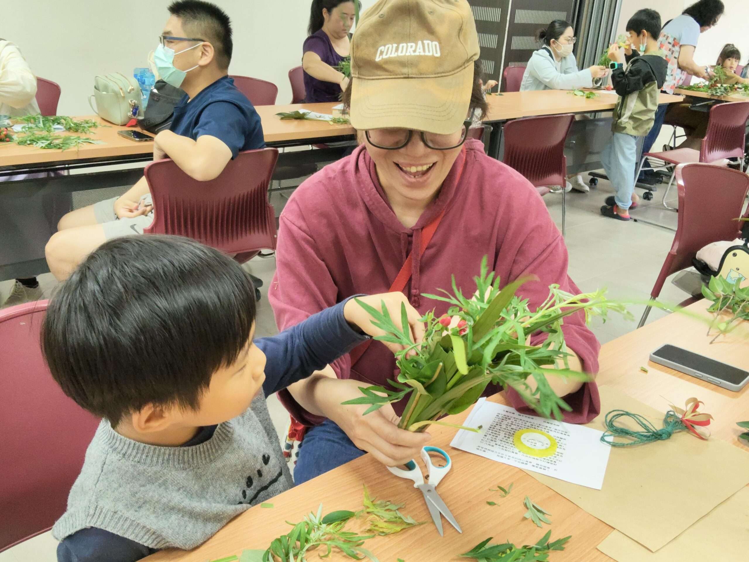 圖2 親子共同製作艾草平安束，了解端午家戶掛艾草、菖蒲，對招福避邪、護宅平安的期待 scaled