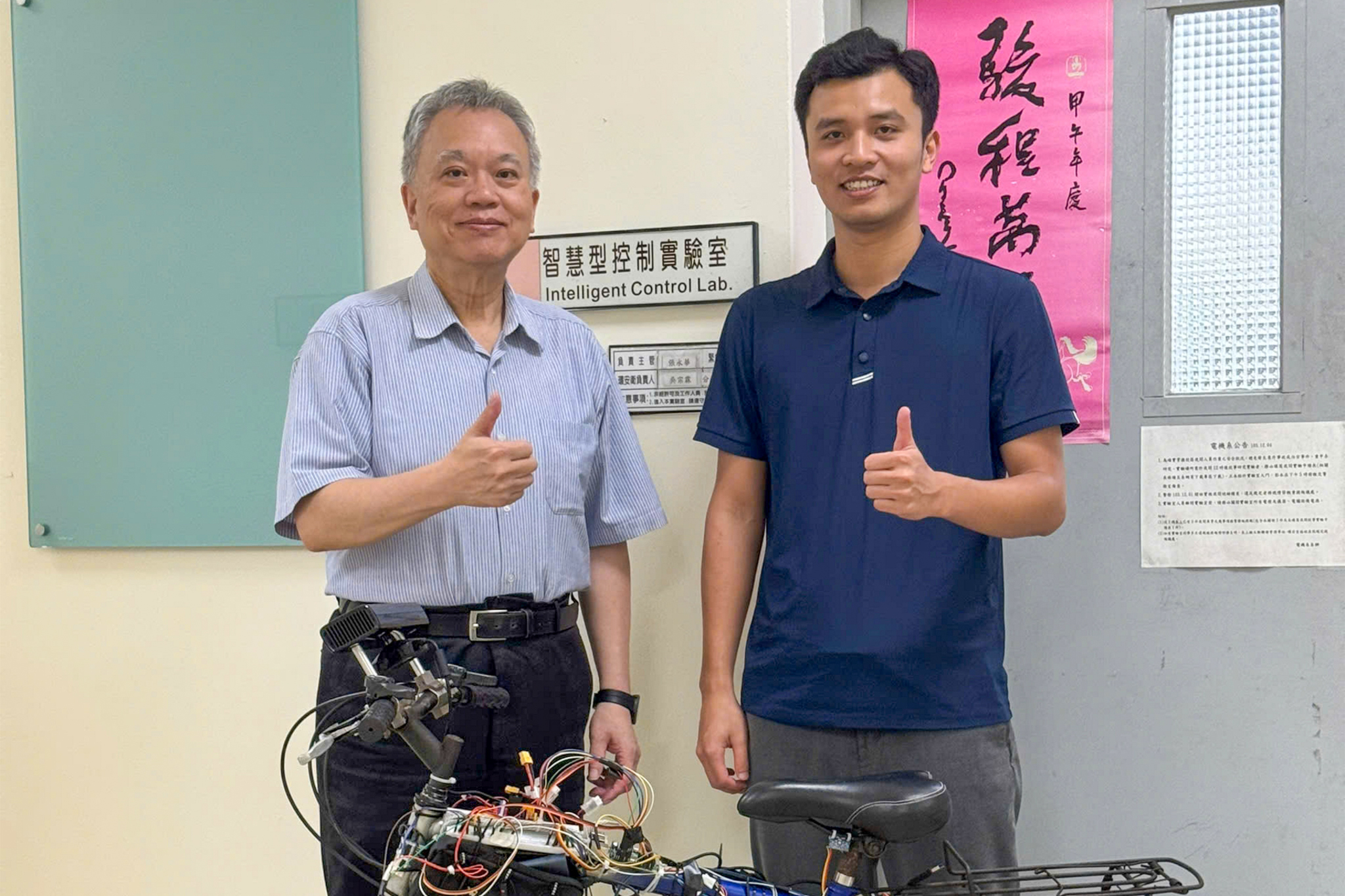 圖2 指導教授與越南籍博士生黎保越合影 0