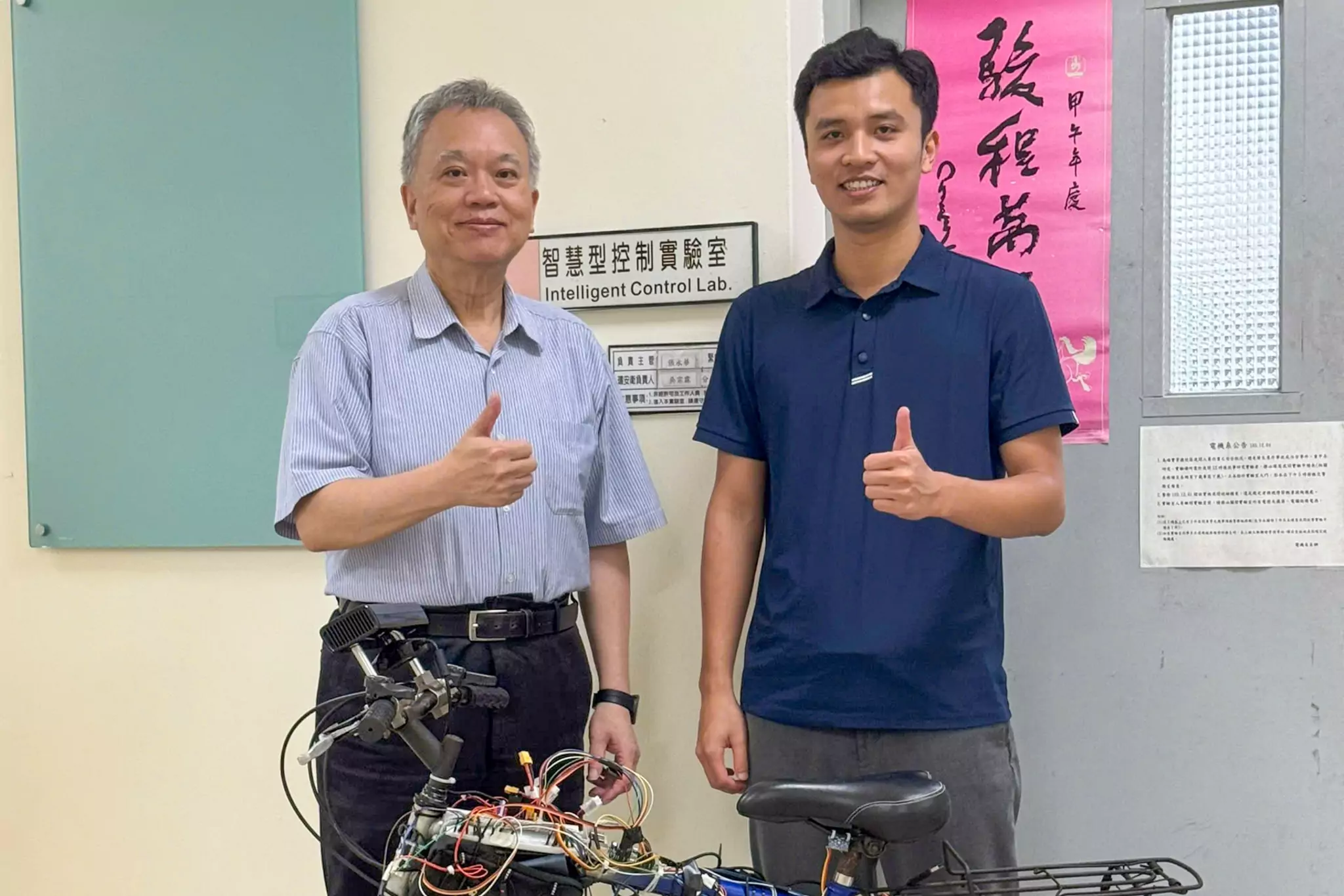 圖2 指導教授與越南籍博士生黎保越合影 0