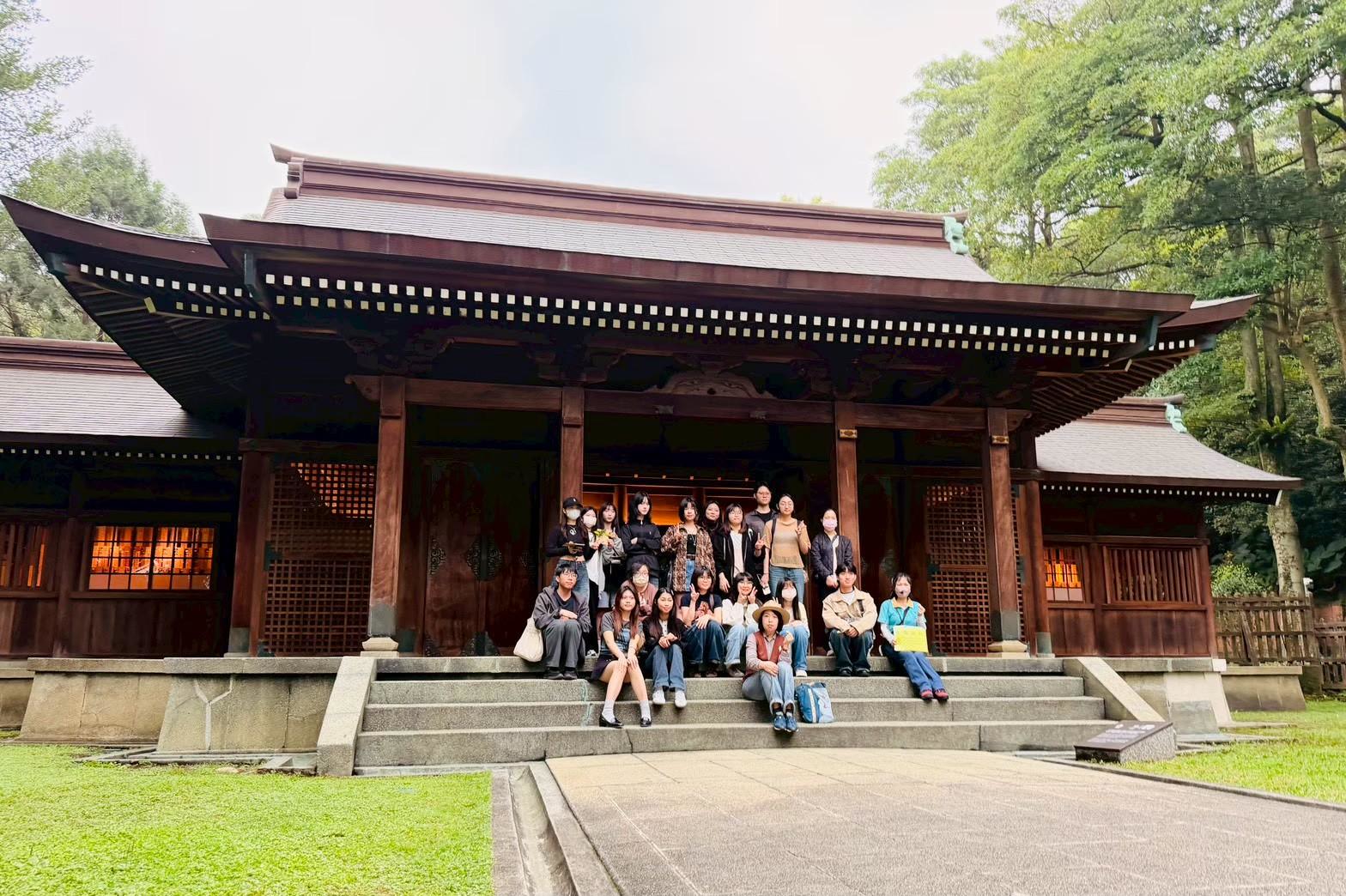 圖六元智藝設系師生至桃園神社參訪與田野調查合影。
