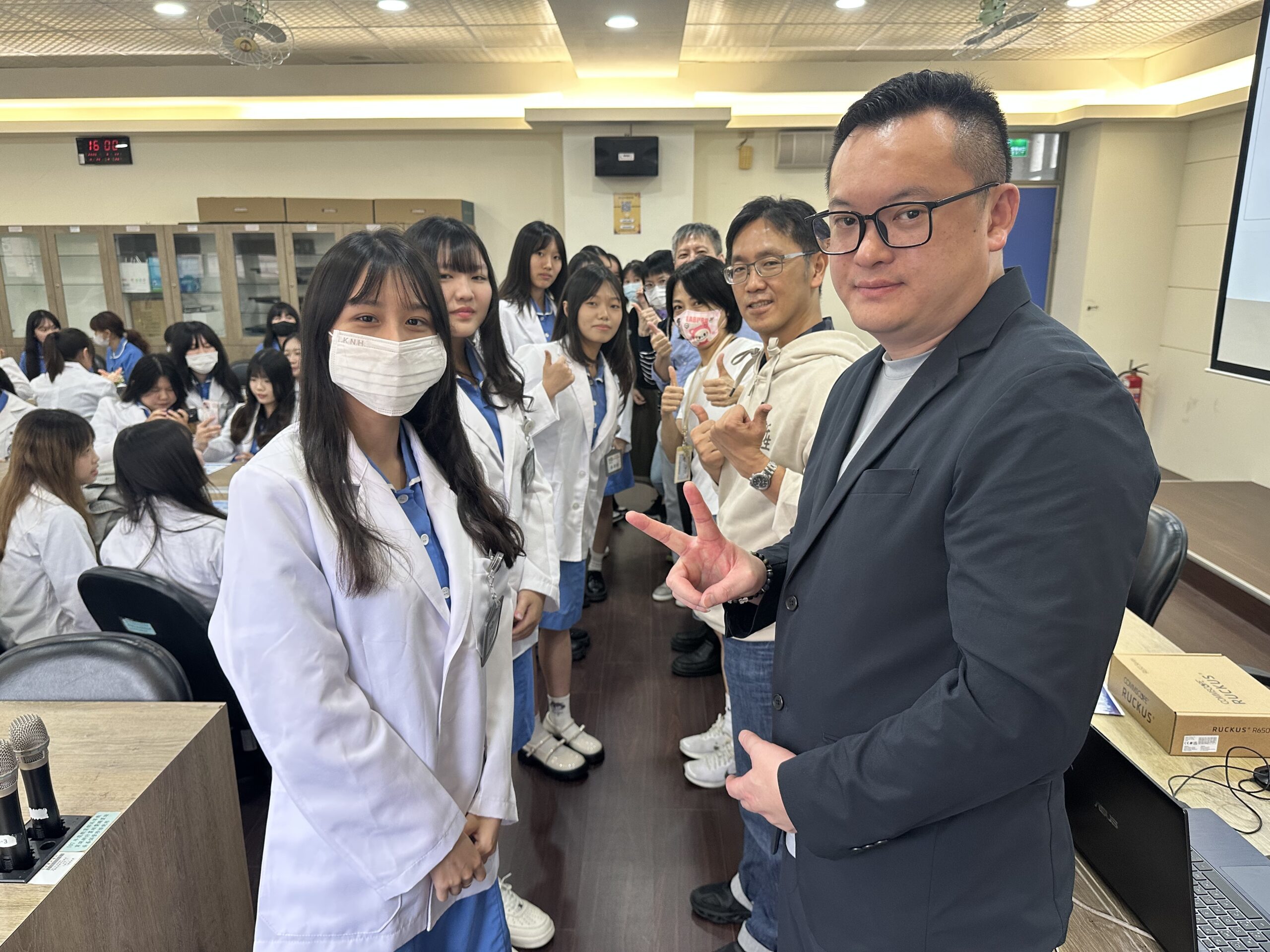 圖說三：師長與企業代表為醫保科學生授證披袍。圖：新生醫專提供 0 scaled
