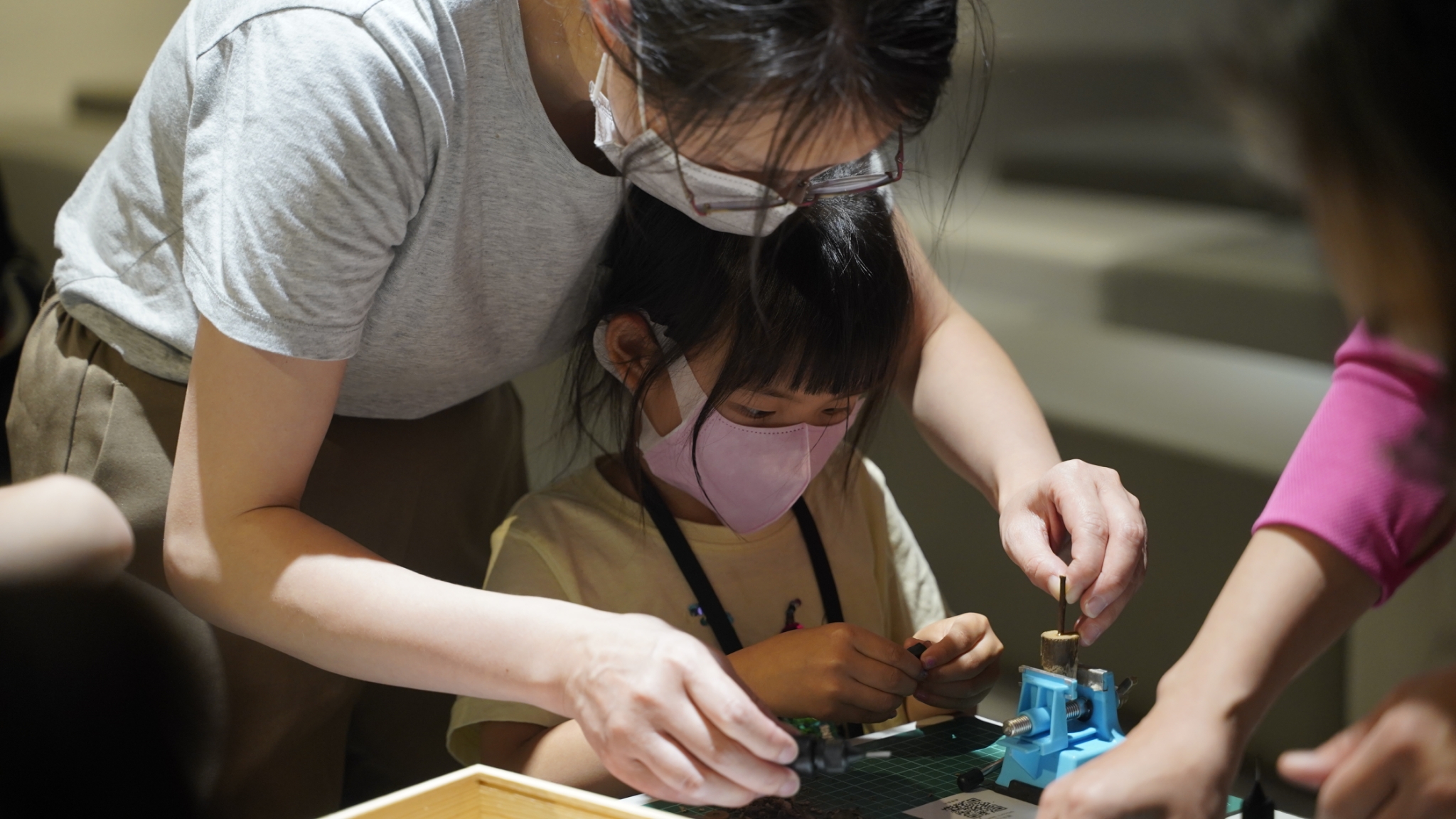 親子一同參與手作課程，在互動過程中感受客庄生活樂趣